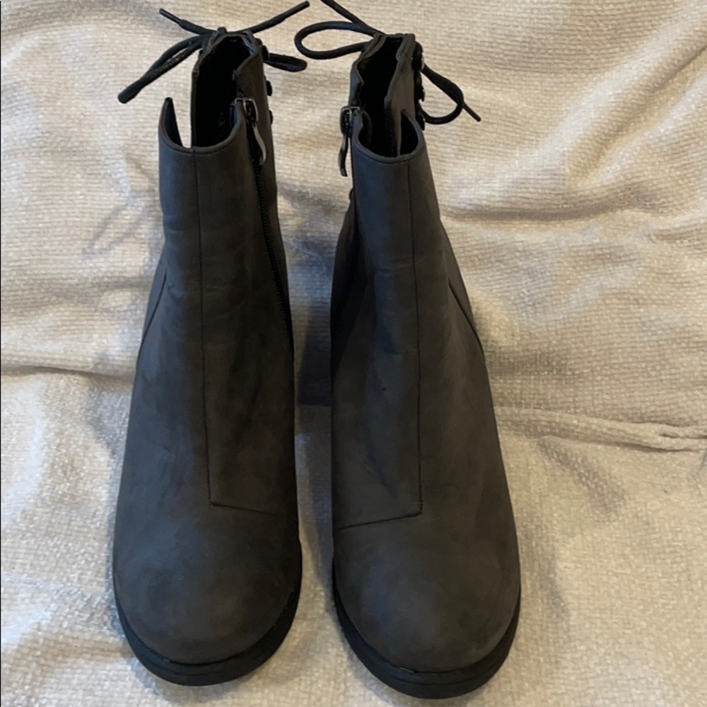 NWOT CHELSEA & ZOE BACK LACE UP  BOOTIES SZ 10